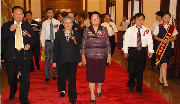 全國政協(xié)副主席錢正英（左一）、十五屆中央委員顧秀蓮（左三）、國務(wù)院扶貧主任，政協(xié)常委胡富國（左一）、北方汽車專修學(xué)校曹振峰董事長（右一）在人民大會堂共同出席北方學(xué)校七千萬扶貧工程